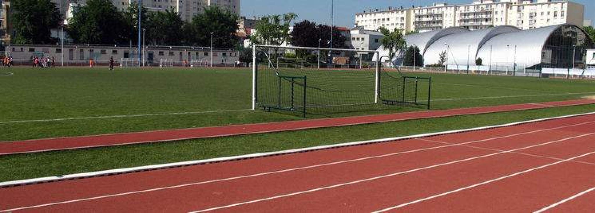 Stade Maurice-Arnoux à Montrouge : terrain de football et piste d'athlétisme